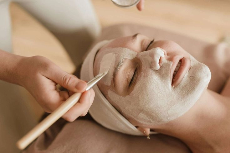 Hydrating Facial Mask Application for Four Layer Facial